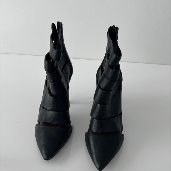 Vine Camuto cutout ankle bootie - Picture 1 of 4